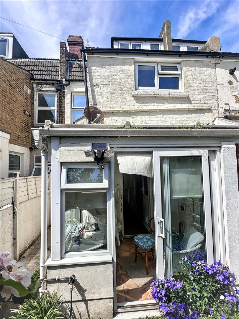 4 Bedroom House - Terraced. Willowfield Square in Eastbourne,  24